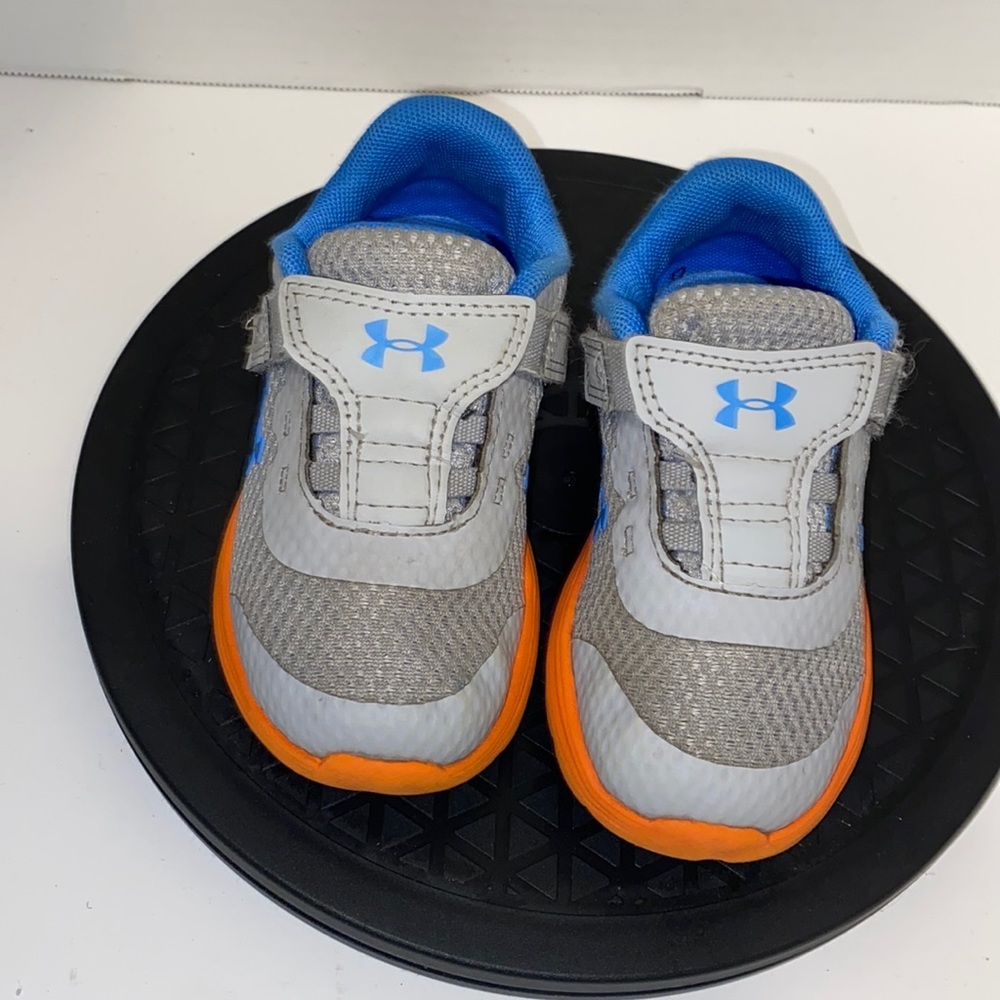 Boys Under Armour sneakers with Velcro size 8k color: gray, blue and orange.